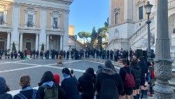 Un momento della cerimonia della consegna della Luce della Pace di Betlemme nella Piazza del Campidoglio a Roma