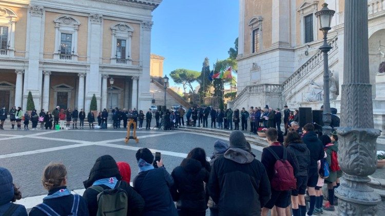 Un momento della cerimonia della consegna della Luce della Pace di Betlemme nella Piazza del Campidoglio a Roma