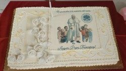 Le gâteau d'anniversaire du Pape François en salle Paul VI, dimanche 17 décembre. 