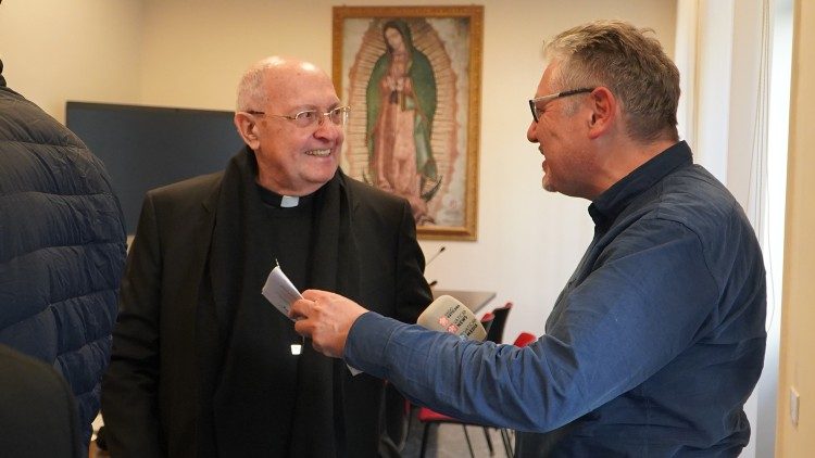 Le cardinal Sandri avec Alessandro di Bussolo de Vatican News.