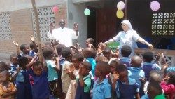 I bambini nelle scuole gestite dalle suore canossiane