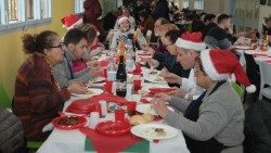 Alcune detenute a tavola, insieme a vip e volontari, nel Pranzo d'Amore del Natale 2022, al carcere milanese di Opera