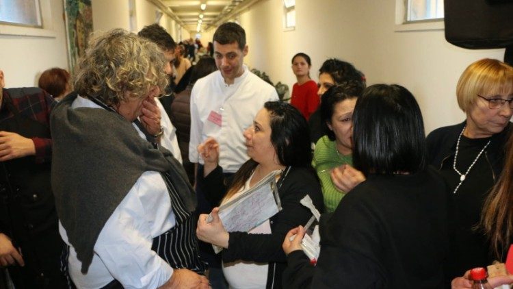 Lo chef Pierangelini (a sinistra) alla fine del pranzo, mentre parla con alcune detenute