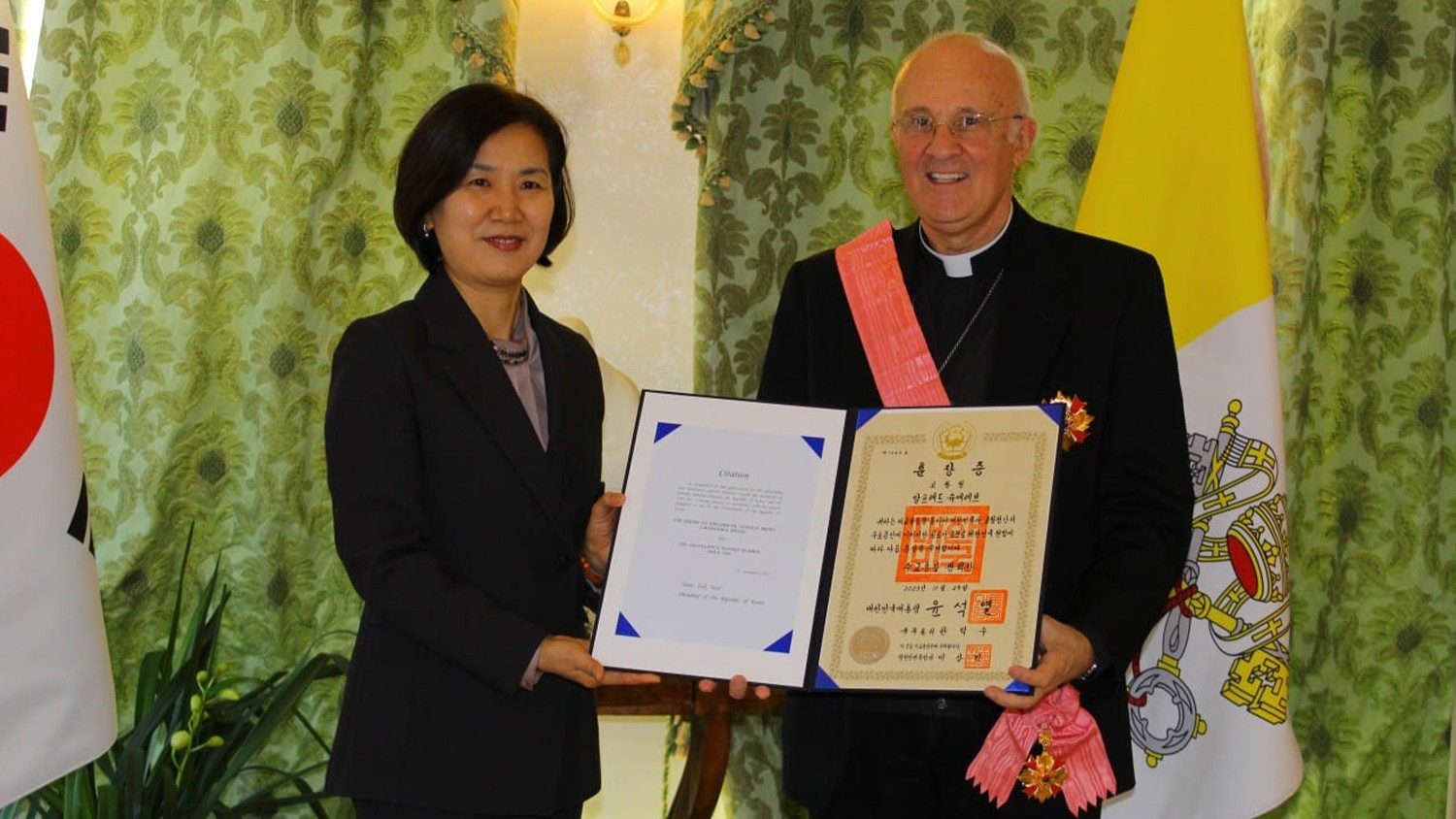슈엘레브 대주교가 한국의 명예 있는 영예를 수여