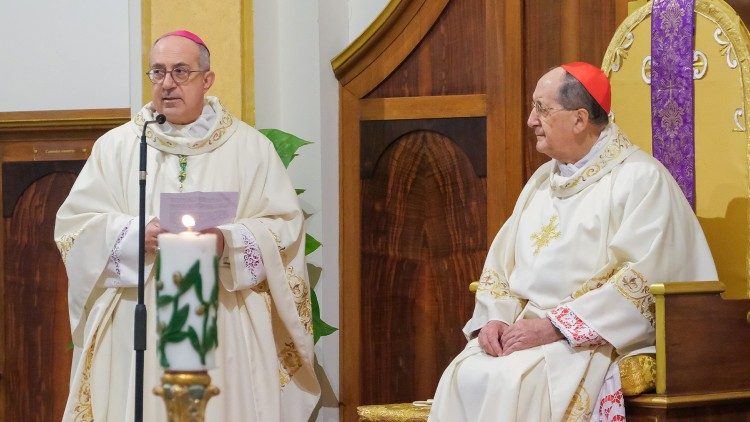 Monsignor Ruzza, a sinistra, e il cardinale Stella alla celebrazione dell'8 dicembre