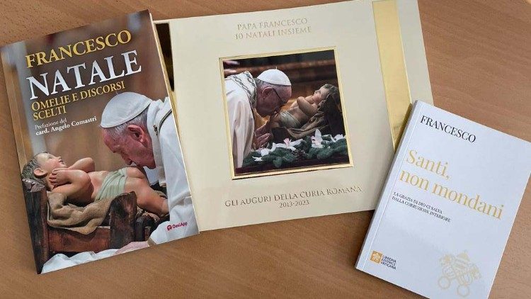 Ferenc pápa három kötettel ajándékozta meg a Római Kúria vezetőit