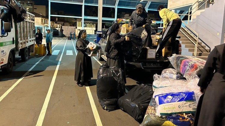Các nữ tu dòng Hiến sĩ Thánh Phanxicô đệ Salê trợ giúp người dân Alausí ở Ecuador sau vụ lở đất kinh hoàng