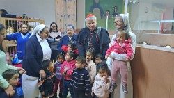बेतलेहेम में अनाथ बच्चों के साथ कार्डिनल कोनराड क्राएस्की