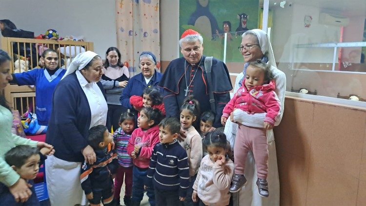 Le cardinal Krajewski à Bethléem avec un groupe d'enfants.