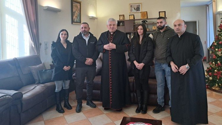 Le cardinal Krajewski avec les jeunes de Gaza