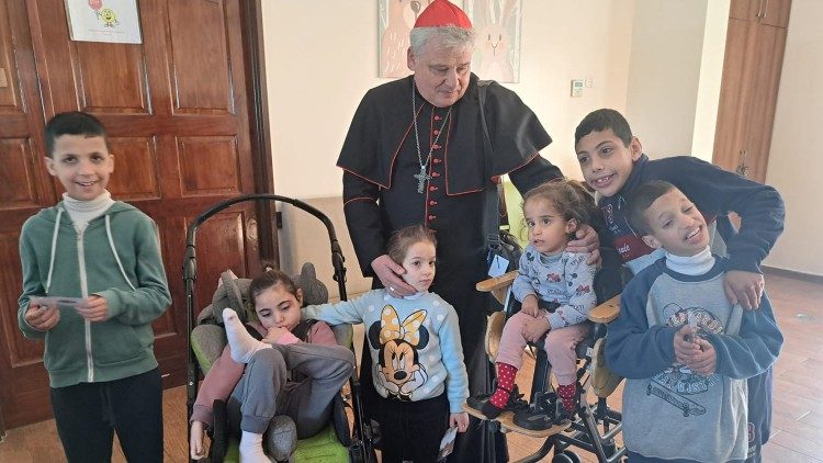 Il cardinale Krajewski in un orfanotrofio di Betlemme