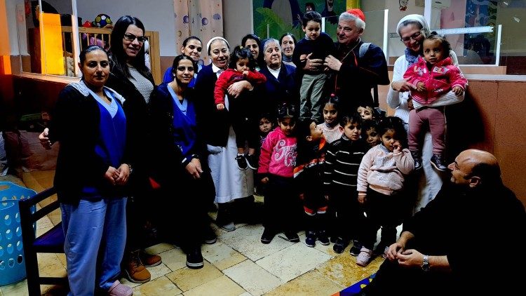 l cardinale Krajewski in un orfanotrofio di Betlemme