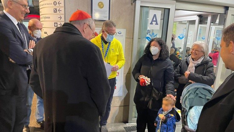 Parolin salue certains enfants et leurs familles à l'extérieur de l'hôpital