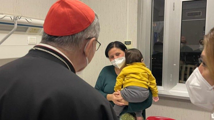 Kardinali Parolin aliwatembelea watoto hospitalini