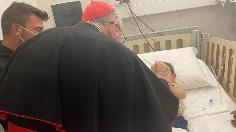 Il cardinale dona al piccolo Angelo una immaginetta del Papa