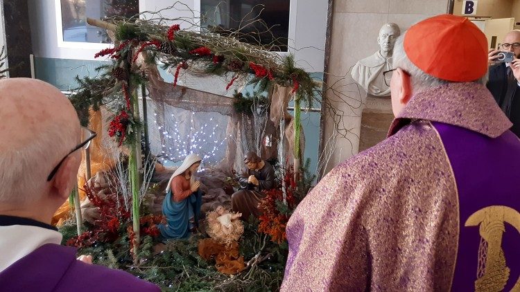 Il presepe dell'Idi con il Bambinello benedetto dal cardinale Parolin