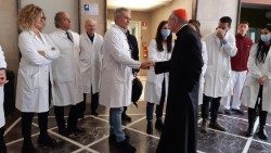 बम्बीनो जेसु अस्पताल के कर्मचारियों एवं बीमार बच्चों से मुलाकात करते संत पापा फ्रांँसिस