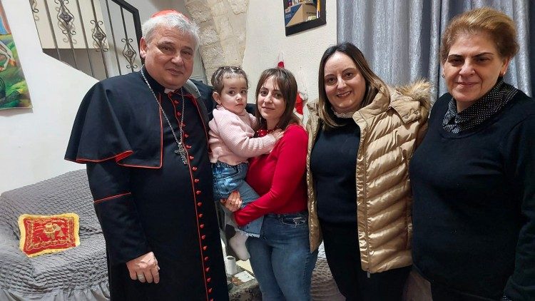 El cardenal Krajewski visita las familias de Tierra Santa
