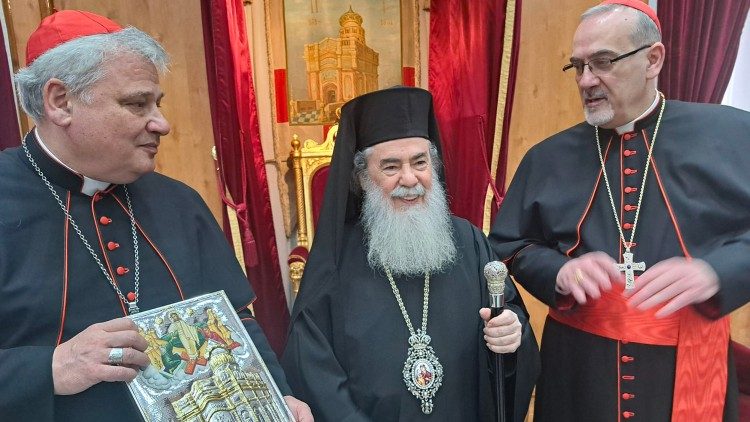 Iš kairės:  K. Krajewskis, Teofilius III ir P. Pizzaballa OFM 2023 gruodžio 23 d., Jeruzalėje