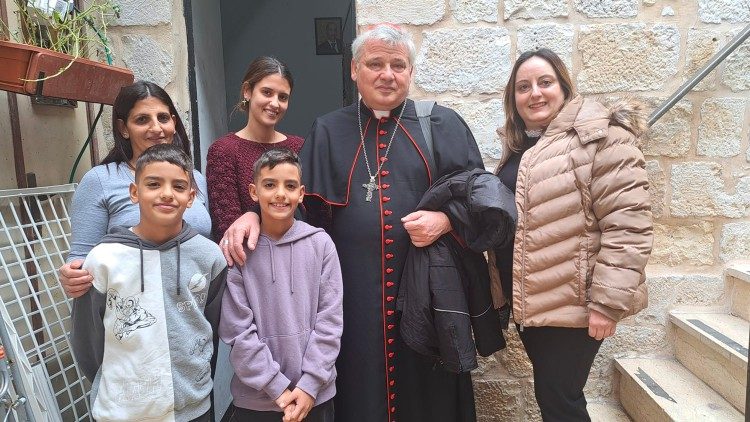 Il cardinale Krajewski con una famiglia di Gerusalemme