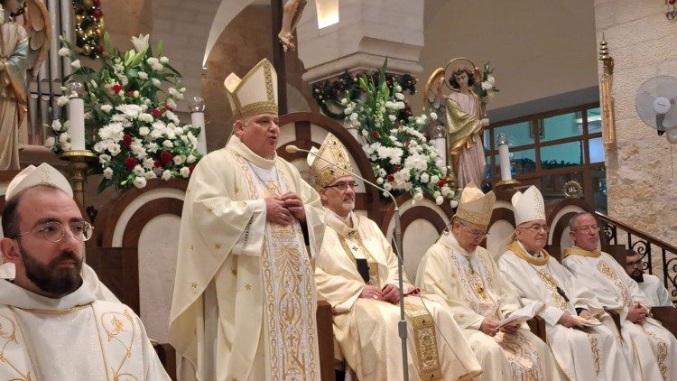 Kardinal Krajewski pozdravlja vernike med božično sveto mašo