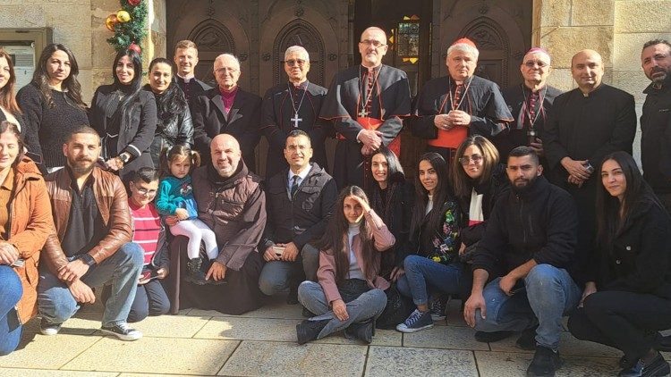 El cardenal Krajewski con familiares de la población de Gaza