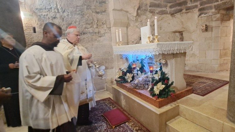 Kardinali Krajewski wakati wa misa tarehe 26 Desemba huko Nazareth