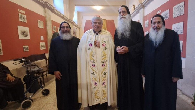 Il cardinale Krajewski con i monaci a Nazareth