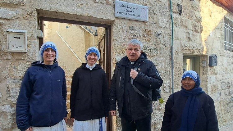 O cardeal Krajewski com as irmãs missionárias da caridade em Jerusalém