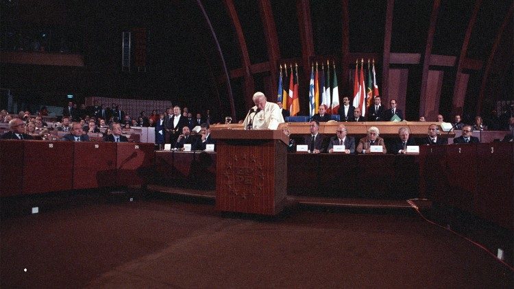 Juan Pablo II en el Consejo de Europa de Estrasburgo el 8 de octubre de 1988.