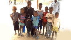  Dom José Manuel Imbamba com crianças angolanas