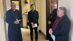 Monsignor Turturro accanto al cardinale Parolin, che dà l'annuncio della nomina, e a mons. Gallagher e mons. Russo
