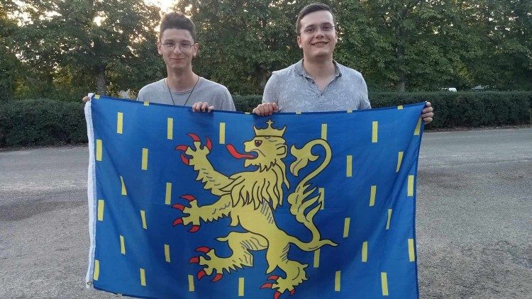 Ronan et Firmin, deux amis participent aux rencontres européennes avec leur drapeau de leur région natale, la Franche-Comté . 