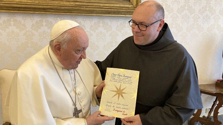 Отець Марко Мороні передає Папі лист від дітей з Єзоло
