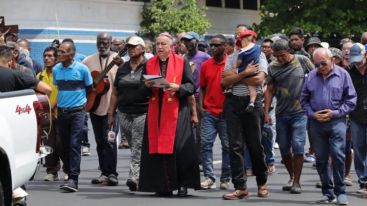 En procesión en Via Crucis con los más vulnerables