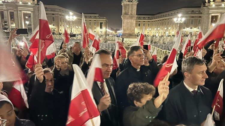 Czuwanie na Placu św. Piotra w 19. rocznicę śmierci św. Jana Pawła II (ks. Paweł Rytel-Andrianik)