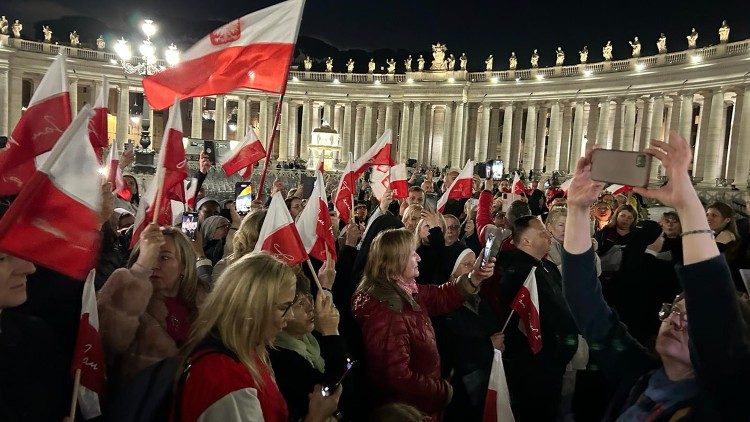 Czuwanie na Placu św. Piotra w 19. rocznicę śmierci św. Jana Pawła II (ks. Paweł Rytel-Andrianik)