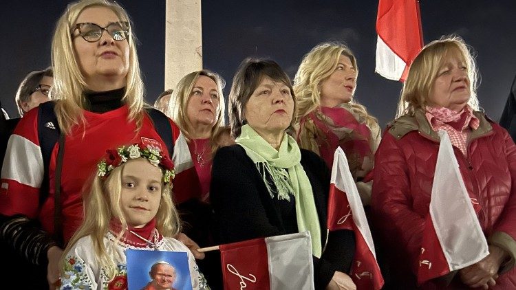 Alcuni dei fedeli presenti per la Veglia in ricordo di San Giovanni Paolo II