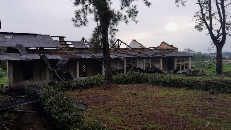 Les dégâts causés au bâtiment culturel Saint-Tarcisius du Petit séminaire d’Edéa, après le passage des vents violents, accompagnés par de précipitations, dans plusieurs régions du Cameroun, le 1er avril 2024.
