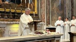 Ks. Leszek Pyś CSsR odprawia Mszę św. przy grobie św. Jana Pawła II. 