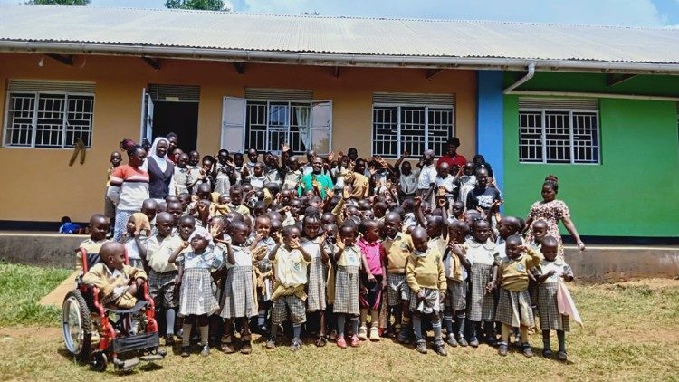 Niños de la "Escuela Santa Elena" de Kisoga 