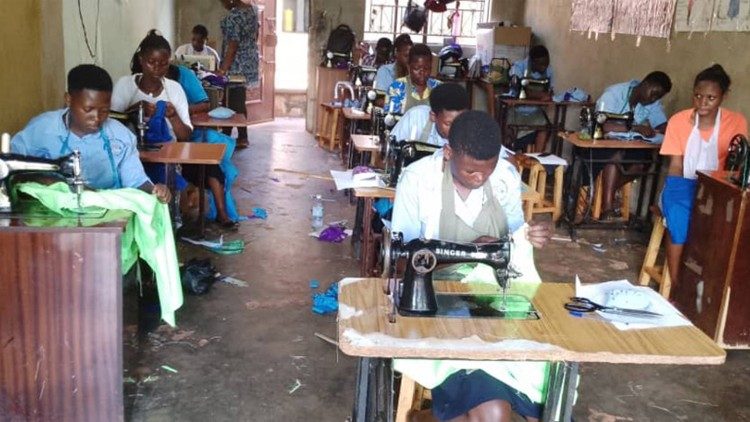 Šicí dílna a škola v Kisoga v ugandském okrese Mukono 