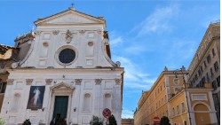 La Parroquia de Santo Spirito in Sassia está ubicada en Via dei Penitenzieri 12, en Roma, a pocos pasos de la Plaza de San Pedro.