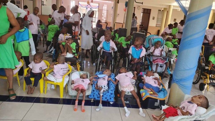 Les jeunes enfants handicapés soignés dans l'hôpital Saint-Camille. 