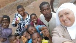 Siostra Ida Bujak i kameruńskie dzieci (Facebook Fundacji Pro Spe)
