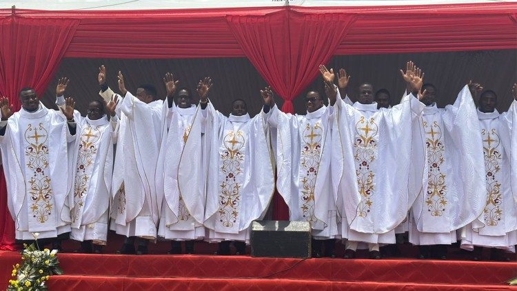 Les nouveaux prêtres ordonnés des mains du cardinal Robert Sarah, vendredi 5 avril, dans le diocèse d'Obala (Cameroun)