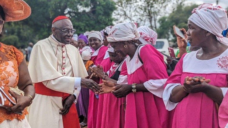 Le cardinal Sarah saluant quelques fidèles