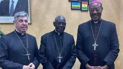 Le cardinal Robert Sarah, entouré du nonce apostolique au Cameroun et en Guinée Equatoriale, Mgr José Avelino Bettencourt, et de l'évêque d'Obala, Mgr Léopold Sosthène Bayemi.
