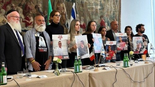I parenti degli ostaggi che hanno incontrato il Papa: "Tornino tutti presto a casa"