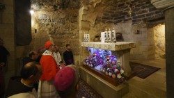 El Patriarca Pierbattista Pizzaballa reza en la gruta de la Anunciación que se encuentra en la Basílica de la Custodia de Tierra Santa en Nazaret
